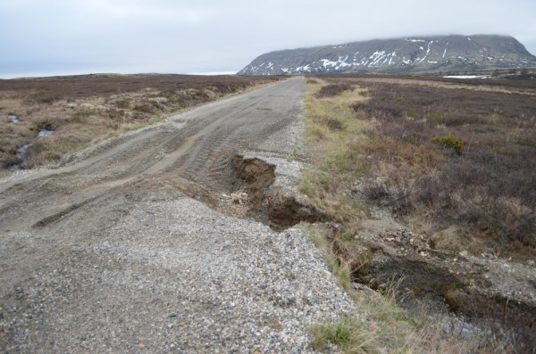Noen steder har vårvannet gravd kraftig i vegen, som her ved Grøndbog mellom Tollvshaugen og Staksto. 