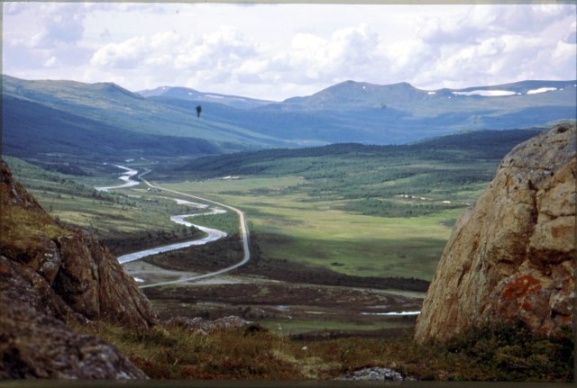 Grimsdalsvegen langsmed Mesætermyre sett frå Tollevshaugkyrkja. Nærast er Heimkrok, der elva ein gong har gjort ein sving tvers over dalen, og der gamlevegen til Tollevshaugen og vegen vidare til Østerdalen gjekk opp til høgre for Tollevshaugkyrkja.