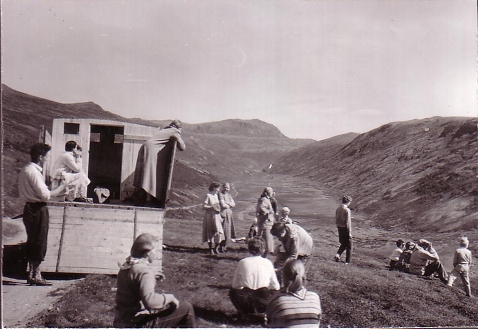 Då det vart bilveg vart det òg mogleg å gjera sundagstur til Grimsdalen med heile familien. Turen dette  biletet er frå er tatt midt på 1950-talet, og det er folk frå Nørdre Tallerås som har leigt seg «buss»; lastebil med hus på. Her frå rast på Verkesbakken.